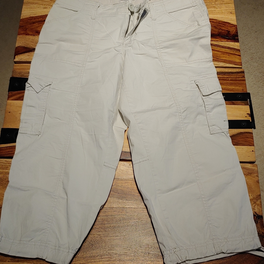 Light khaki Capri pants